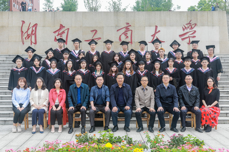 ylzzcom永利总站2017经济1702班毕业留念.jpg
