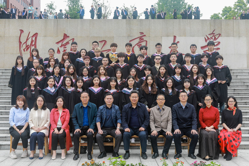 ylzzcom永利总站2017级国贸1702班毕业留念.jpg